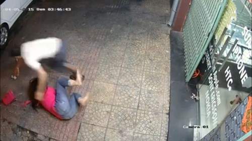 Video: Táo tợn giật túi xách ngay trước nhà nạn nhân 3