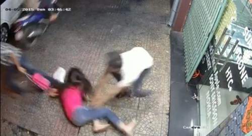 Video: Táo tợn giật túi xách ngay trước nhà nạn nhân 2