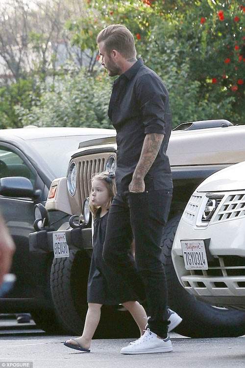 Harper Beckham bĩu môi nũng nịu bên bố Beck 3