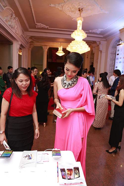 Lan Khuê tràn đầy cơ hội mang vương miện Miss World về Việt Nam 30