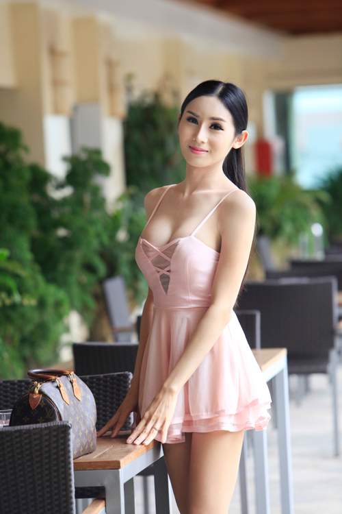Mẫu chuyển giới Thái mặc váy ngắn dạo chơi ở Hà Nội 3