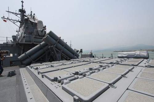 Khám phá sức mạnh tàu khu trục Mỹ mang tên lửa dẫn đường 13
