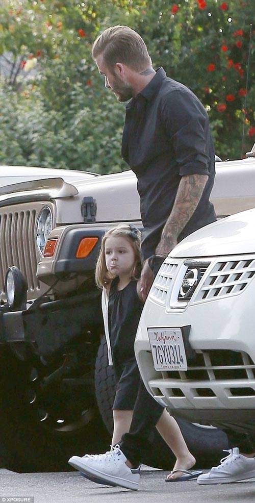 Harper Beckham bĩu môi nũng nịu bên bố Beck 9