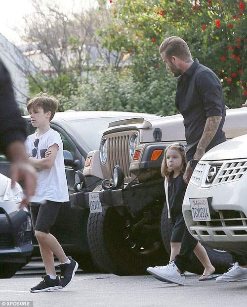 Harper Beckham bĩu môi nũng nịu bên bố Beck 6