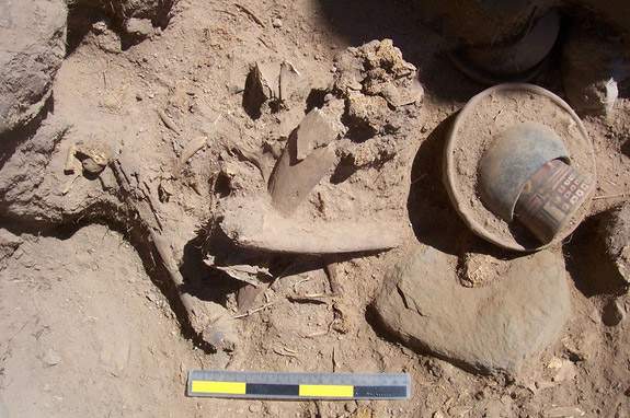 Phát hiện hàng chục ngôi mộ chứa trăm xác ướp cổ 1.200 năm tuổi ở Peru 2