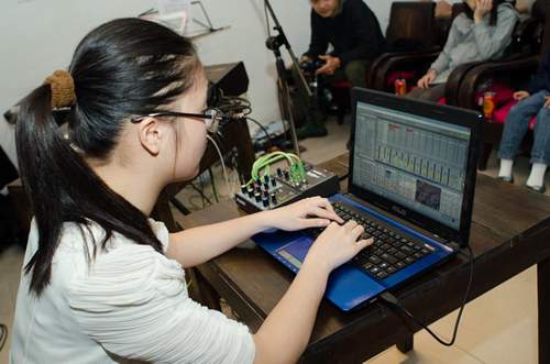 Nghệ sĩ Việt, Mỹ kết hợp nhạc dân tộc với âm thanh điện tử 7