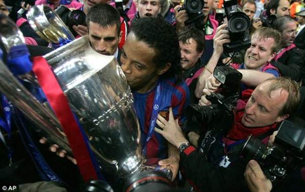 Roberto Carlos gạt Messi và CR7 khỏi đội hình trong mơ 9