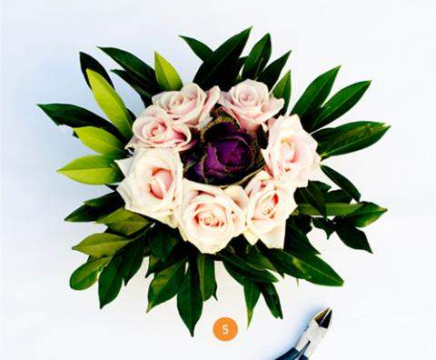 Cách cắm hoa bằng đĩa trang trí bàn ăn tuyệt đẹp 6