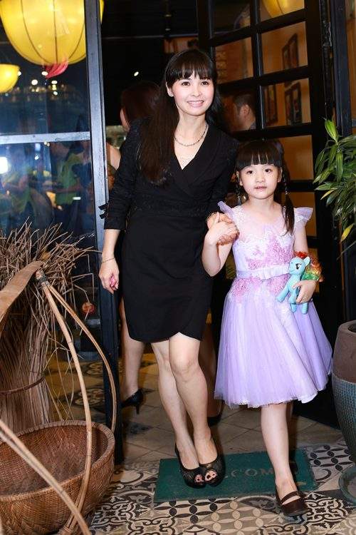 Vợ chồng Trang Nhung "nhà trăm tỷ" mở tiệc cho con gái 3
