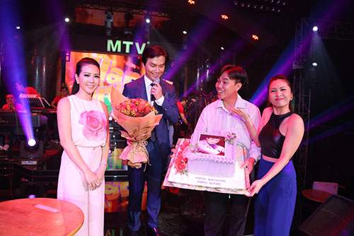 Hoa hậu Thu Hoài “hôn” Mạnh Quỳnh trong đêm sinh nhật 9