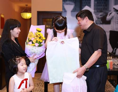 Vợ chồng Trang Nhung "nhà trăm tỷ" mở tiệc cho con gái 15
