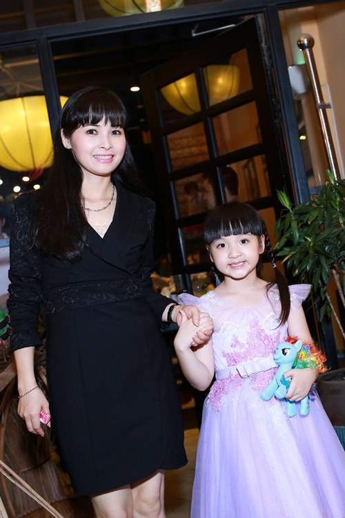 Vợ chồng Trang Nhung "nhà trăm tỷ" mở tiệc cho con gái 6