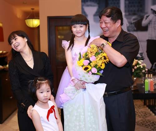 Vợ chồng Trang Nhung "nhà trăm tỷ" mở tiệc cho con gái 18