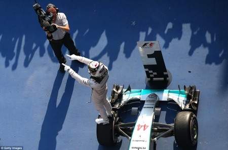 Lewis Hamilton giành chiến thắng tuyệt đối 2