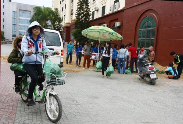 Sinh viên Hà Nội bán dưa hấu 7.000 đồng giúp nông dân 9