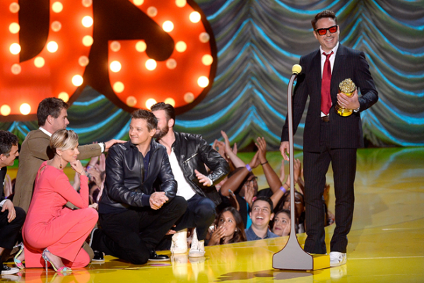 Sao hát tri ân, quỳ trước đồng nghiệp tại MTV Movie Awards 3