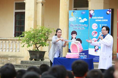 Đan Lê, Ốc Thanh Vân về nông thôn dạy trẻ chăm sóc răng 12