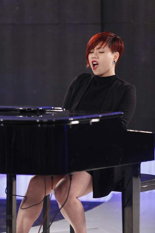 "Chàng trai kẹo kéo" khóc nức nở trong Vietnam Idol 12