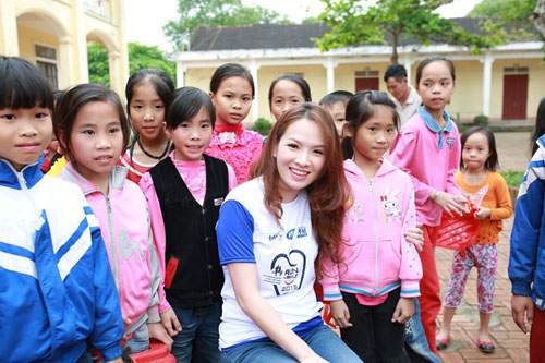 Đan Lê, Ốc Thanh Vân về nông thôn dạy trẻ chăm sóc răng 18