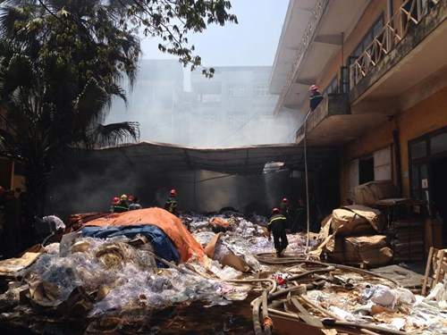Cháy lớn tại kho giấy ở Hà Nội 2