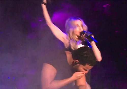 Madonna lại gây chấn động với nụ hôn kiểu Pháp 2