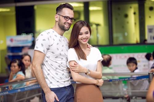 Angela Phương Trinh bịn rịn chia tay bạn nhảy về nước 27