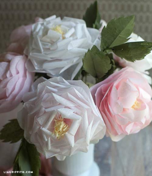 Cách làm hoa hồng bằng khăn giấy trang trí nhà xinh xắn 6