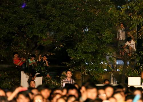 Khán giả chen chúc leo cây, vượt tường xem Hà Hồ diễn 4