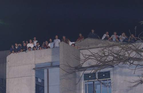 Khán giả chen chúc leo cây, vượt tường xem Hà Hồ diễn 5