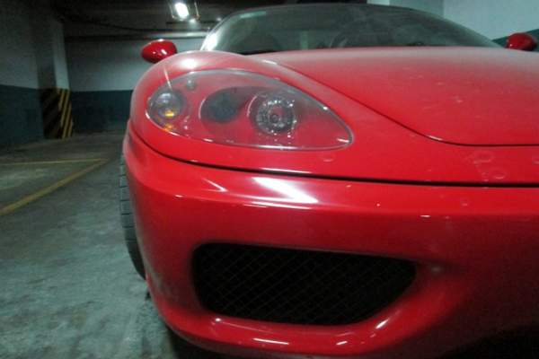 Siêu xe Ferrari 360 Spider nằm phủ bụi trong hầm xe Sài Gòn 3