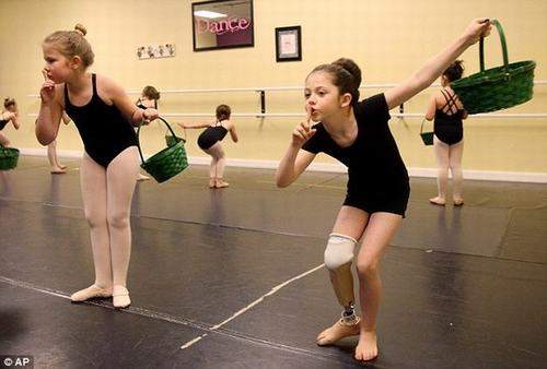 Bé gái múa ballet bằng 1 chân khiến triệu người rơi lệ 4