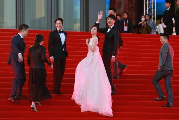 Mỹ nhân phim cấp 3 gây sốc trên thảm đỏ LHP Bắc Kinh 7