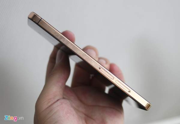 Ảnh thực tế smartphone Việt mỏng 6,9 mm, mạ vàng 3