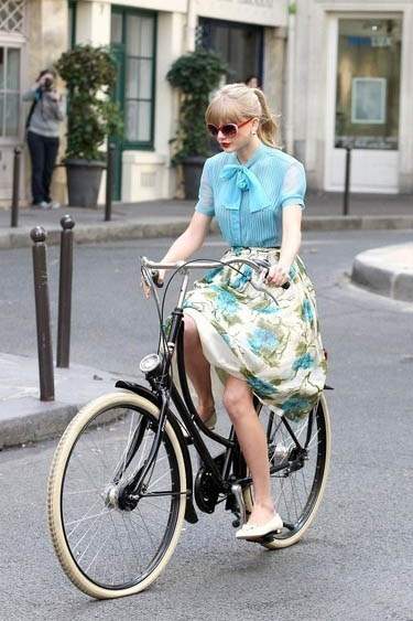 Mùa hè diện váy hoa vintage đẹp như Taylor Swift 30