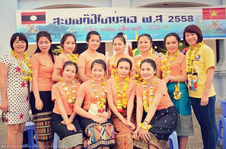 Nữ sinh Lào xúng xính váy áo chơi Tết Bunpimay trên đất Việt 4