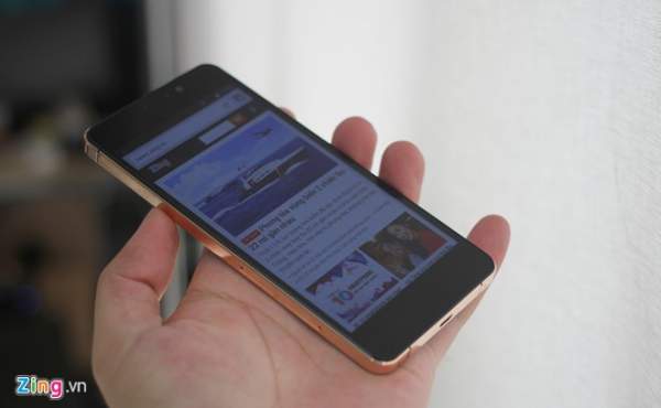 Ảnh thực tế smartphone Việt mỏng 6,9 mm, mạ vàng 7