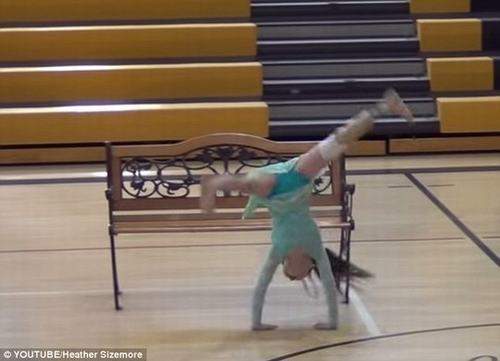 Bé gái múa ballet bằng 1 chân khiến triệu người rơi lệ 11