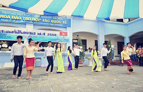 Nữ sinh Lào xúng xính váy áo chơi Tết Bunpimay trên đất Việt 6