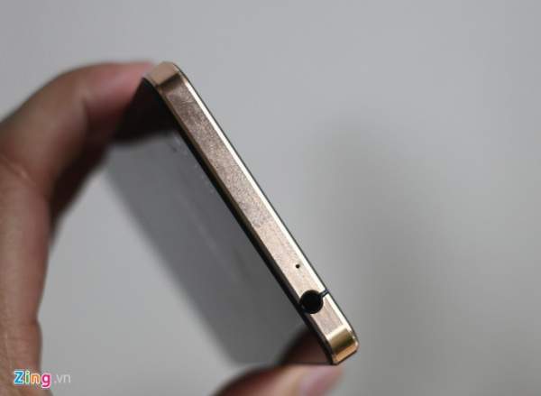 Ảnh thực tế smartphone Việt mỏng 6,9 mm, mạ vàng 6