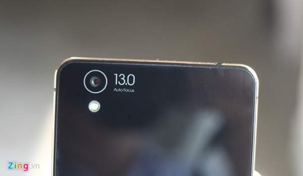 Ảnh thực tế smartphone Việt mỏng 6,9 mm, mạ vàng 9
