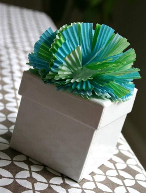 Làm nơ trang trí hộp quà cực đơn giản từ giấy cupcake 5