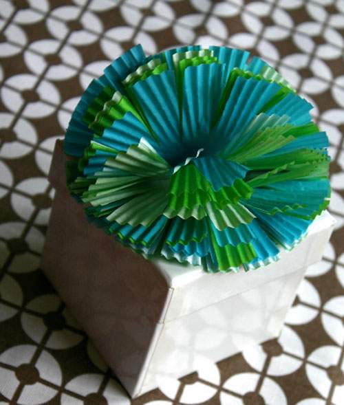 Làm nơ trang trí hộp quà cực đơn giản từ giấy cupcake 6