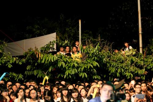 Sinh viên trèo cây, leo mái nhà xem Hà Hồ hát 2