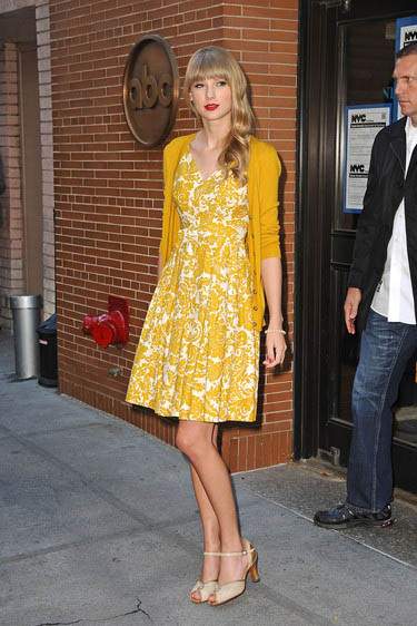Mùa hè diện váy hoa vintage đẹp như Taylor Swift 3