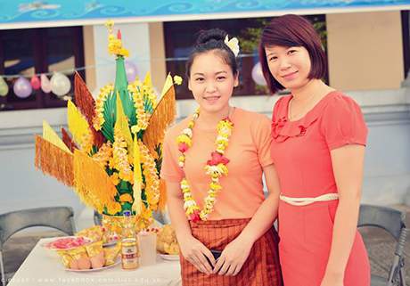 Nữ sinh Lào xúng xính váy áo chơi Tết Bunpimay trên đất Việt 2