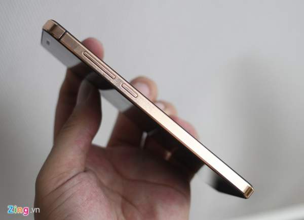 Ảnh thực tế smartphone Việt mỏng 6,9 mm, mạ vàng 4