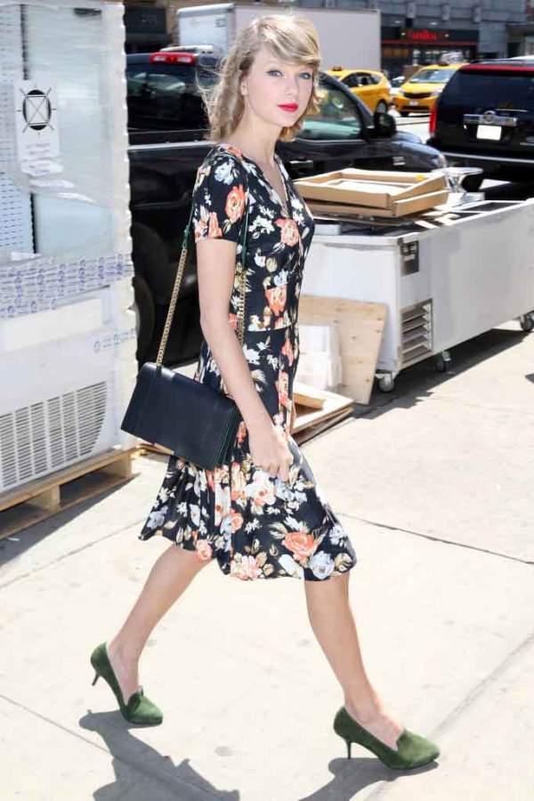 Mùa hè diện váy hoa vintage đẹp như Taylor Swift 12