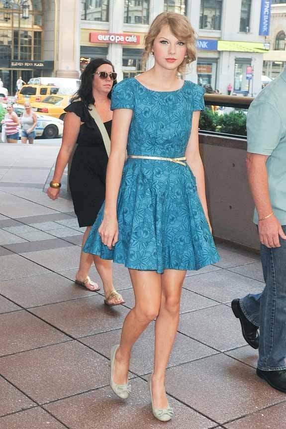 Mùa hè diện váy hoa vintage đẹp như Taylor Swift 27