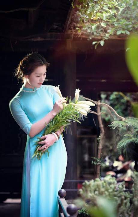 Nữ sinh trường Báo dịu dàng bên hoa loa kèn tháng Tư 6