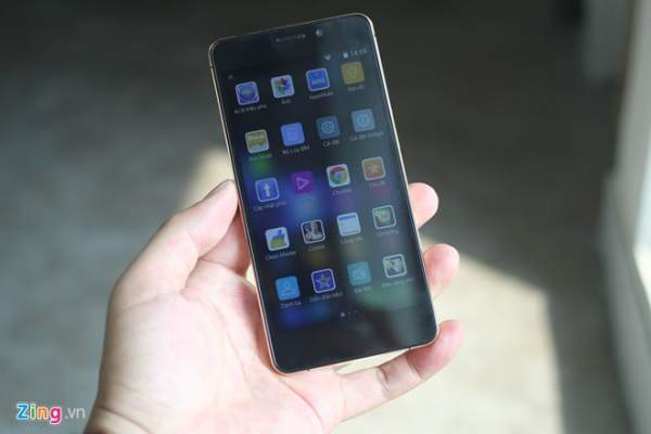 Ảnh thực tế smartphone Việt mỏng 6,9 mm, mạ vàng 11